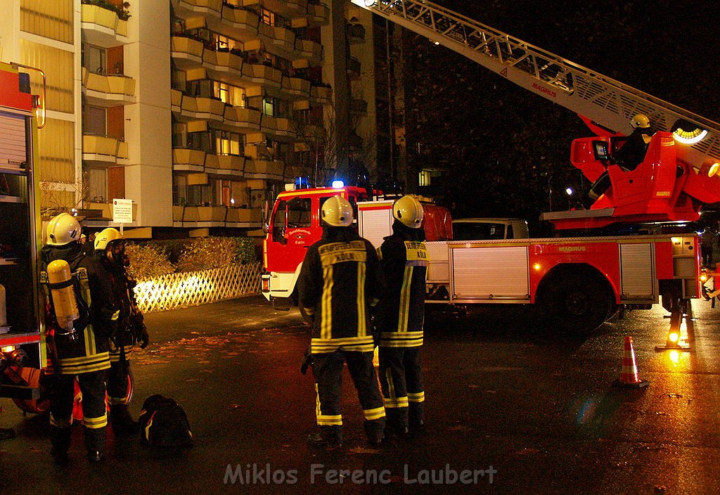 Feuer Koeln Ostheim Gernsheimerstr (Fehlalarm) P27.JPG